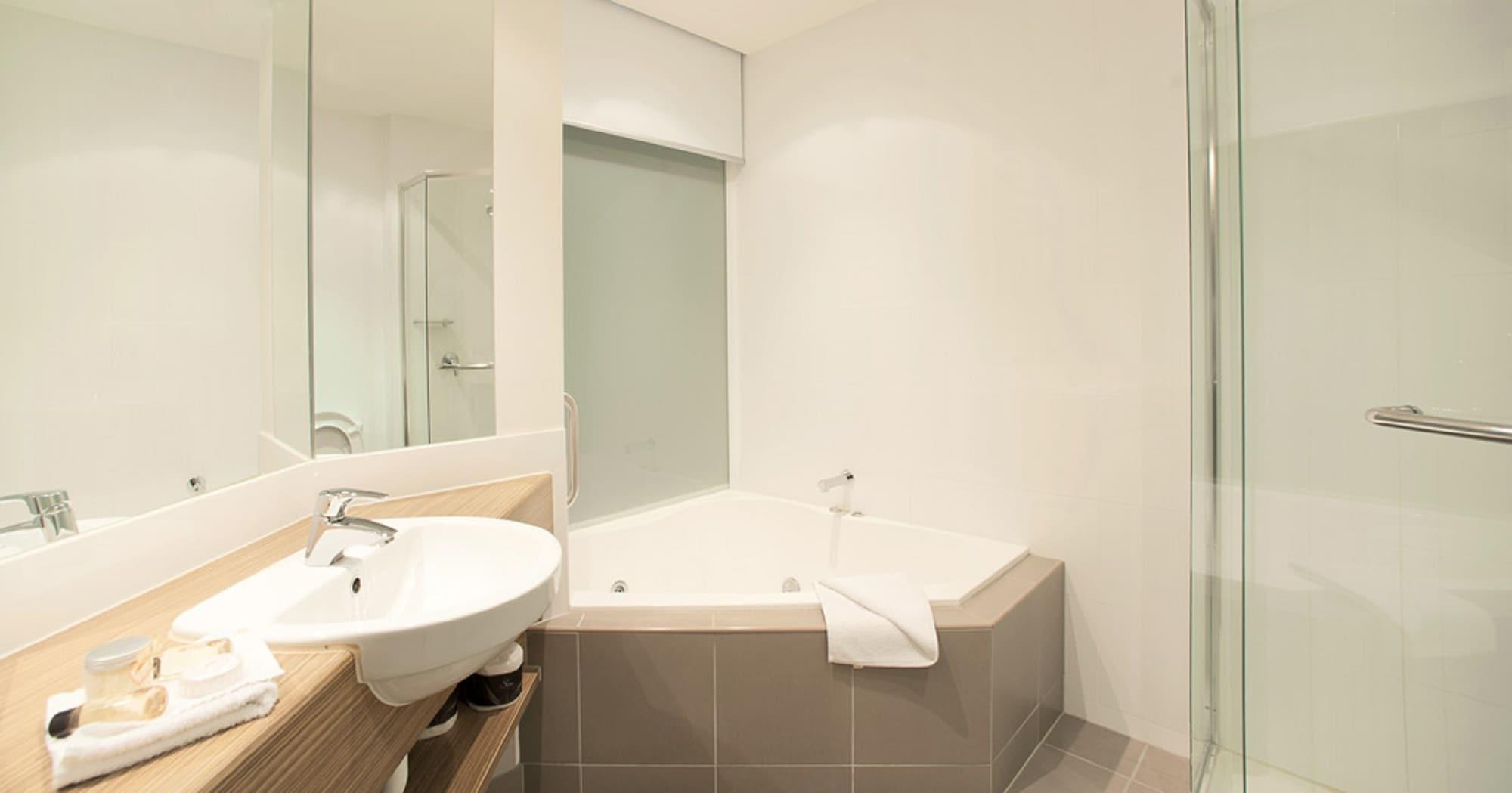 The Waves Apartments Cowes Esterno foto